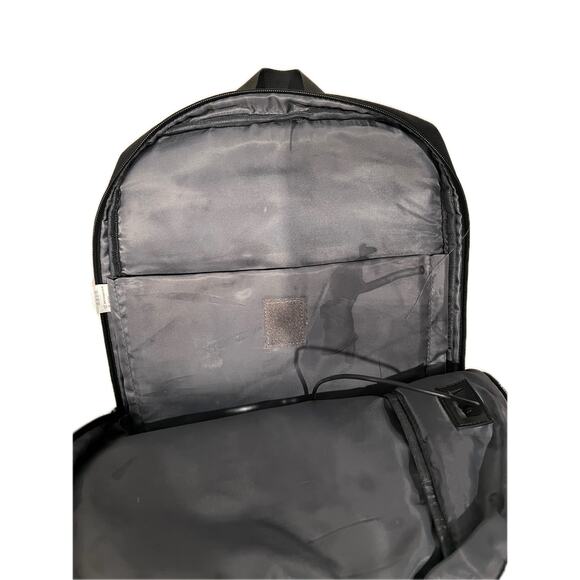 Generic Padded Clamshell Travel Backpack 18x16 - Picture 5 of 5